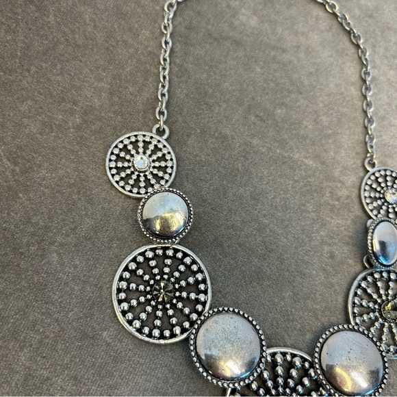 SILVER-TONE circular round medallion rhinestone chunky statement necklace - Picture 4 of 8